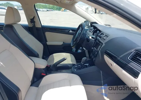 2015 Volkswagen Jetta 1.8T Sel z USA, uszkodzony, nr VIN 3VWL17AJ9FM400023